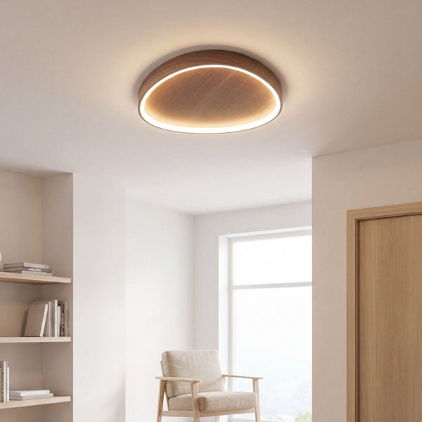 Moderne Deckenleuchte in organischer Form aus Holz mit integriertem LED-Lichtring in einem hellen, minimalistischen Wohnraum.