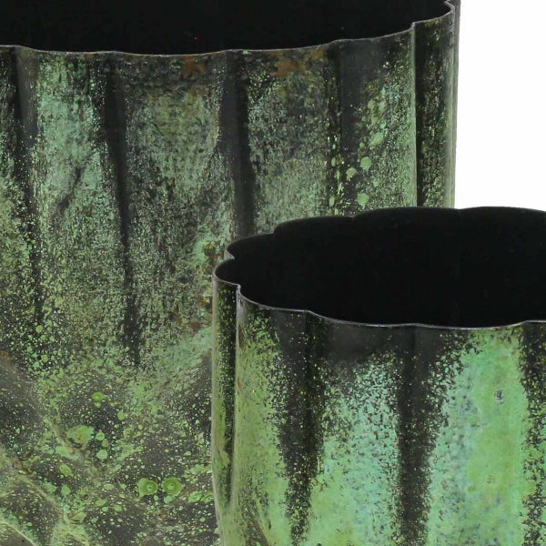 Zwei dekorative Metallvasen mit gewelltem Rand