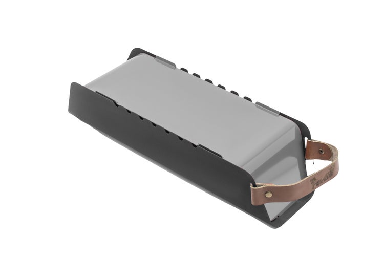 The Favilla FUMO mobiler Holzkohlegrill (48x17x11 cm) in Grau – 2-in-1 Grill mit Edelstahlrost & Spießhalterung – Inkl. Tragetasche für Camping