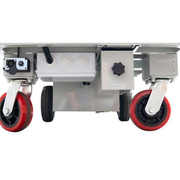 Detailansicht der Unterseite eines Elektro-Plattformwagens mit Luftreifen, Metallachse und Motorgehäuse.