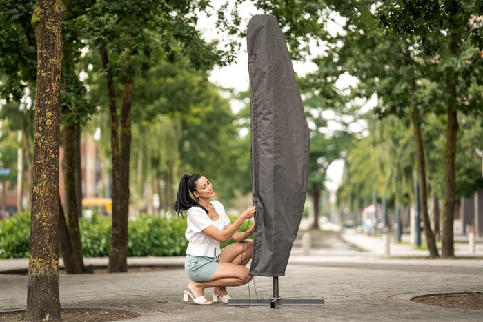 Schutzhülle für Sonnenschirm mit Frau im Park