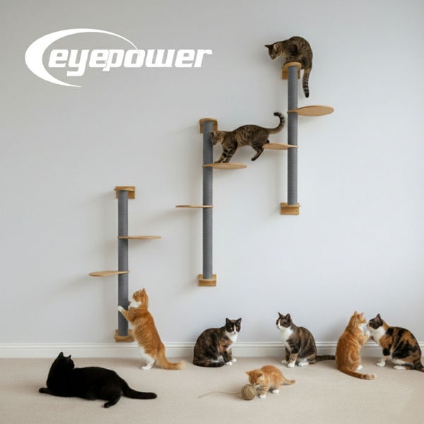 Eyepower Logo und Katzenkletterwand aus Sisal und Holz zur Wandmontage mit mehreren Katzen im Raum.