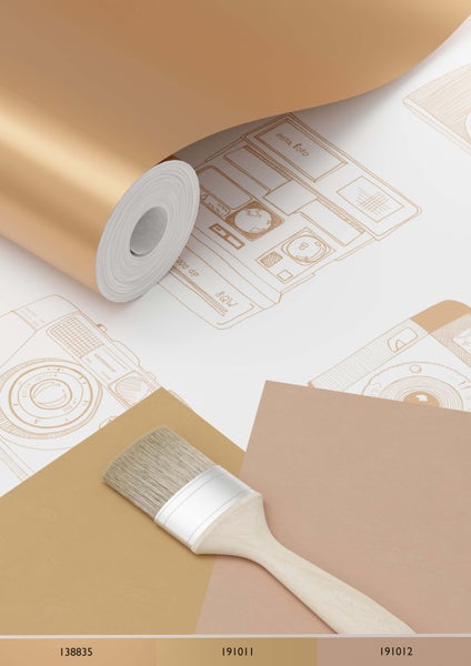 Tapetenrolle mit Kamera-Motiv und Farbpalette sowie einem Pinsel