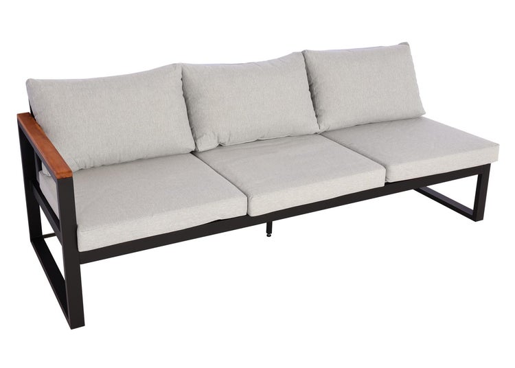 Dreisitzer-Gartensofa mit dunklem Metallgestell, Armlehnen aus Holz sowie hellgrauen Sitz- und Rückenkissen.