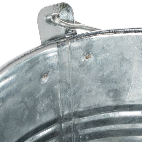Detailansicht der Innenseite eines verzinkten Metalleimers mit Henkelbefestigung