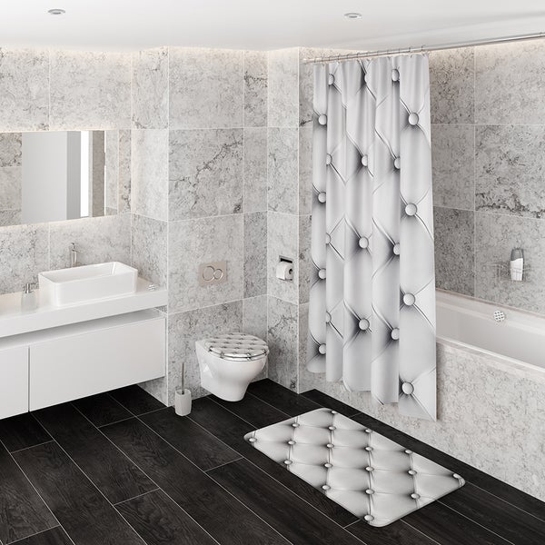 Modernes Badezimmer mit Duschvorhang und Badematte im Chesterfield-Muster, kombiniert mit Marmorfliesen und dunklem Holzboden.