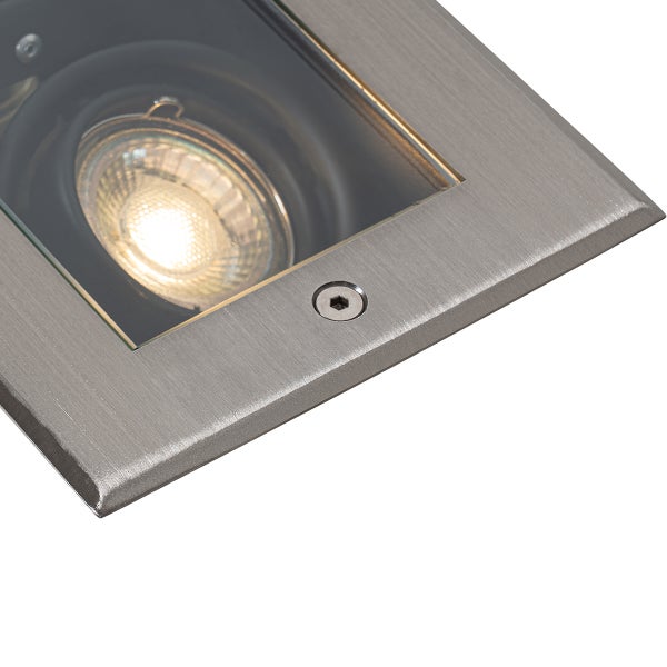 Quadratischer Bodeneinbaustrahler aus gebürstetem Edelstahl mit Glasabdeckung und sichtbarem Leuchtmittel.