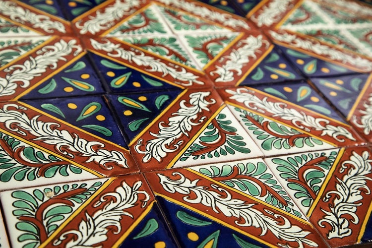 Nahaufnahme von dekorativen Fliesen mit Blattmuster