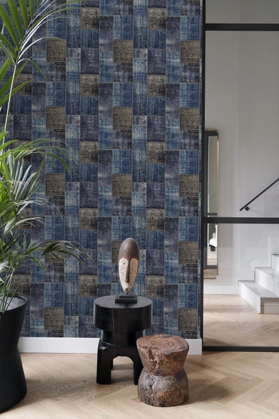 Raumansicht mit Wandtapete in Patchwork-Optik, Dekoration und Holzboden