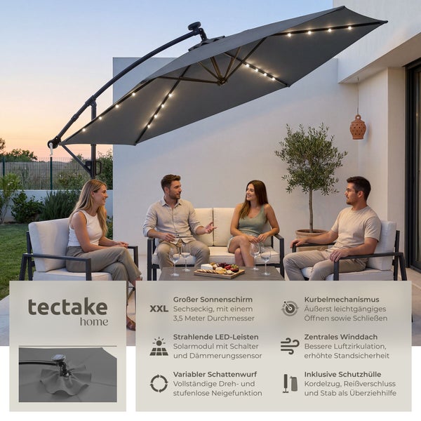 Vier Personen auf Loungemöbeln unter einem grauen Ampelschirm mit Solar-LED-Beleuchtung auf einer Terrasse, tectake home Logo.