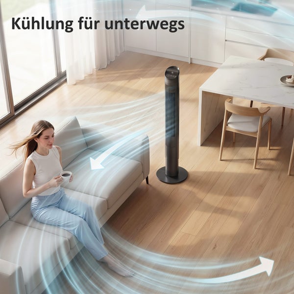Schwarzer Turmventilator in einem hellen Wohnzimmer mit visualisiertem Luftstrom durch Pfeile auf eine Person auf dem Sofa.