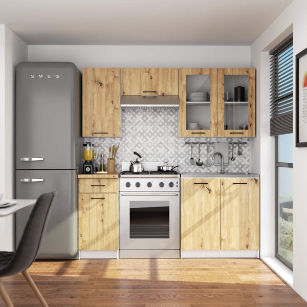 Helle Küche mit Holzfronten, Herd, Spüle, Dunstabzugshaube und grauem SMEG Kühlschrank.