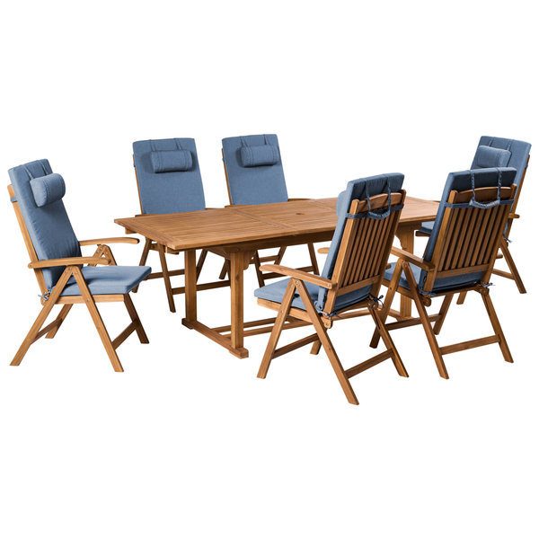 Gartenmöbel-Set aus Holz mit ausziehbarem Tisch und sechs Klappstühlen inklusive blauen Polsterauflagen.