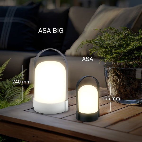 Zwei tragbare Außenleuchten, Modell ASA BIG mit 240 Millimeter Höhe und Modell ASA mit 155 Millimeter Höhe, auf einem Holztisch.