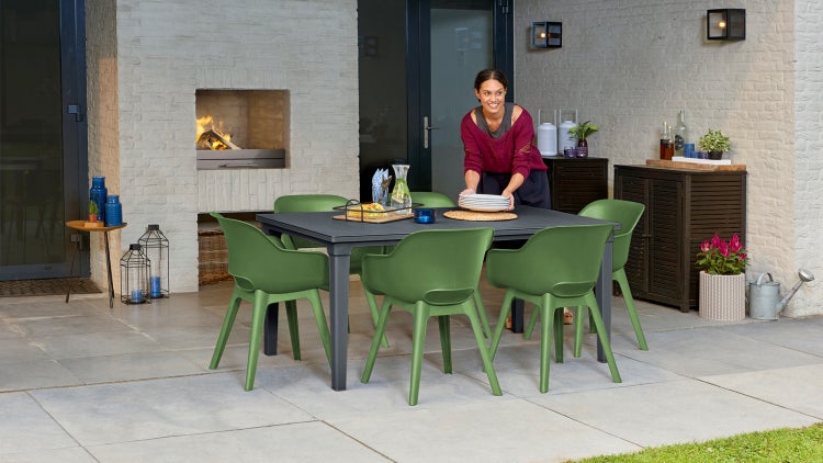 Küchenspüle mit Abtropfgestell, Schneidebrett und Armatur in einer modernen Küchenumgebung.