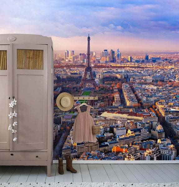Dekoratives Zimmer mit Fototapete mit Paris-Motiv, Kleiderschrank, Kinderkleidung und Accessoires.