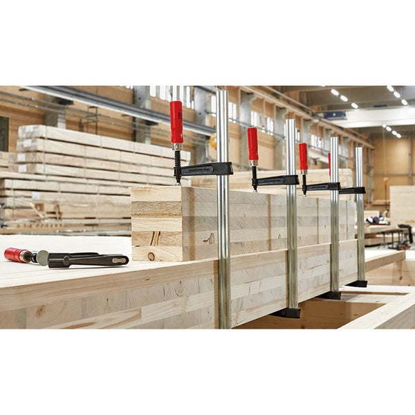 Holzwerkstück mit Schraubzwingen im Werkraum