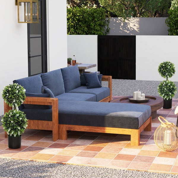 Außenbereich mit Ecksofa, Couchtisch und dekorativen Pflanzen