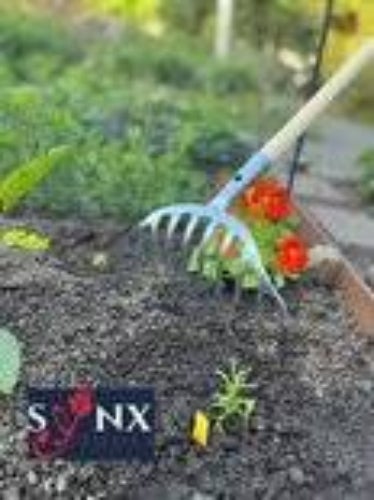 Gartenszene mit einer Harke im Beet und dem S Sunnex Logo