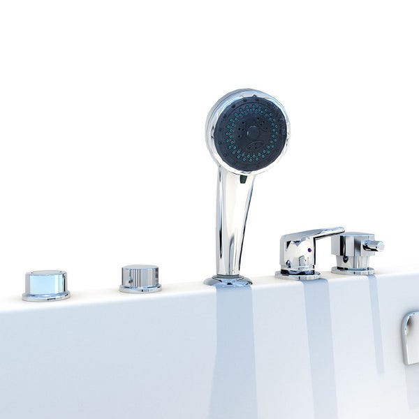 Weiße Badewanne mit Einstiegstür aus Glas und einer Duschwand. Inklusive verchromter Armaturen und Handbrause.
