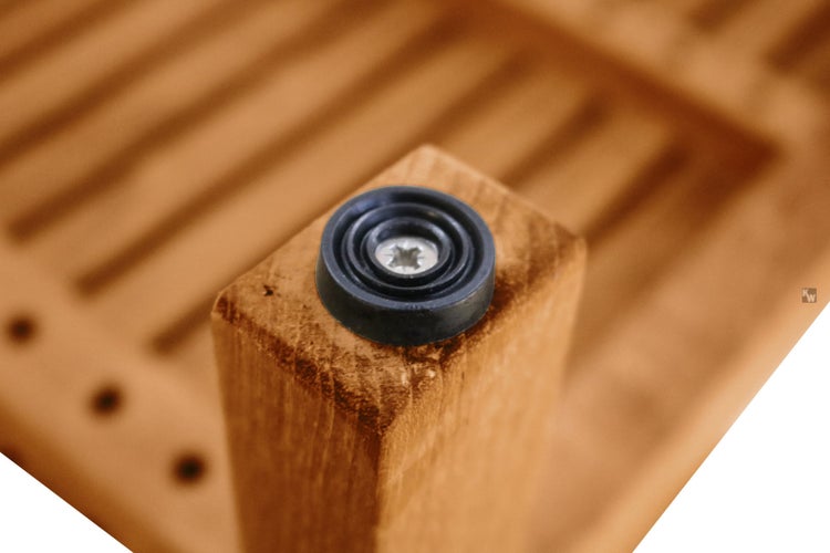 Detailaufnahme eines Möbelfußes mit montiertem Gleiter