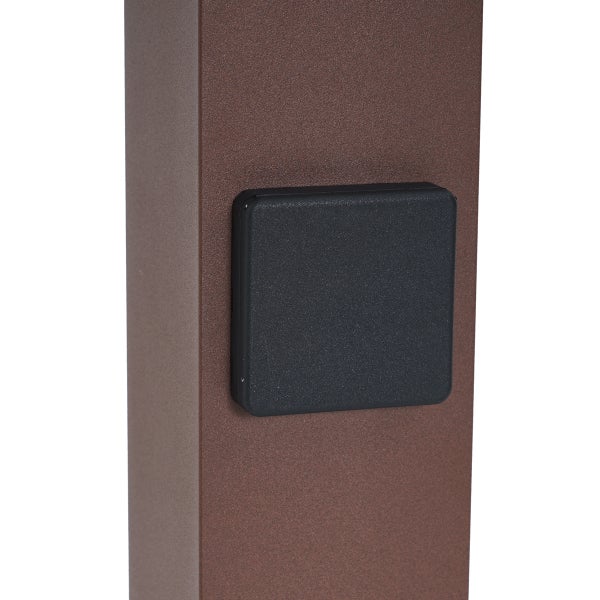 Quadratische schwarze Abdeckung auf braunem texturiertem Metallpfosten.