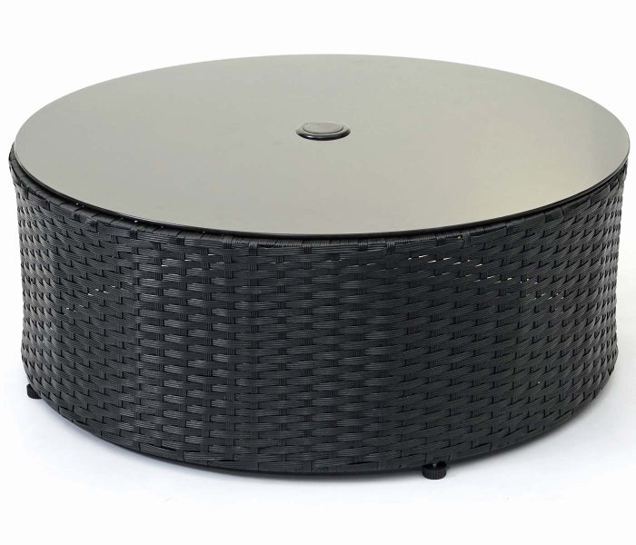 Schwarzer runder Gartentisch mit Polyrattan-Geflecht und Glasplatte.