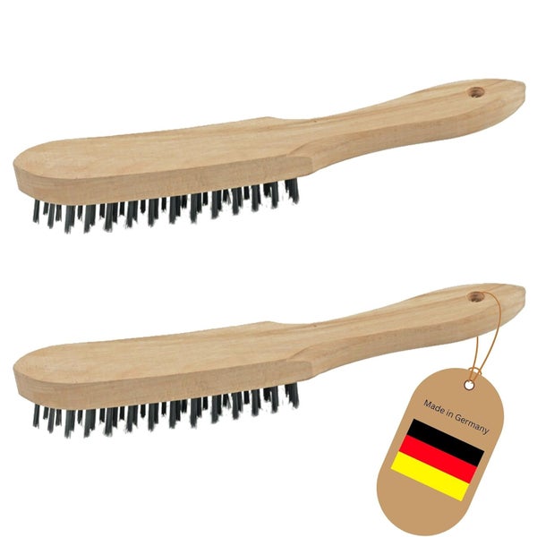 Zwei Drahtbürsten mit Holzgriff und schwarzen Stahldrahtborsten, inklusive Siegel hergestellt in Deutschland.