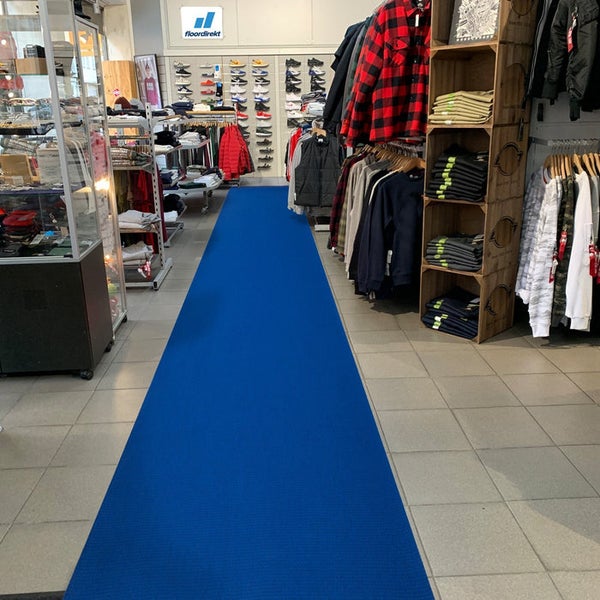 Blauer Teppichläufer in einem Bekleidungsgeschäft