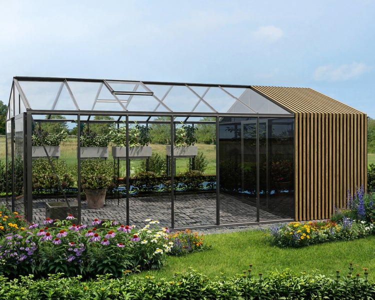 Modernes Gewächshaus mit Glaswänden, Aluminiumrahmen und einer Holzlamellenwand auf gepflastertem Boden in einem Garten mit Blumenbeeten.