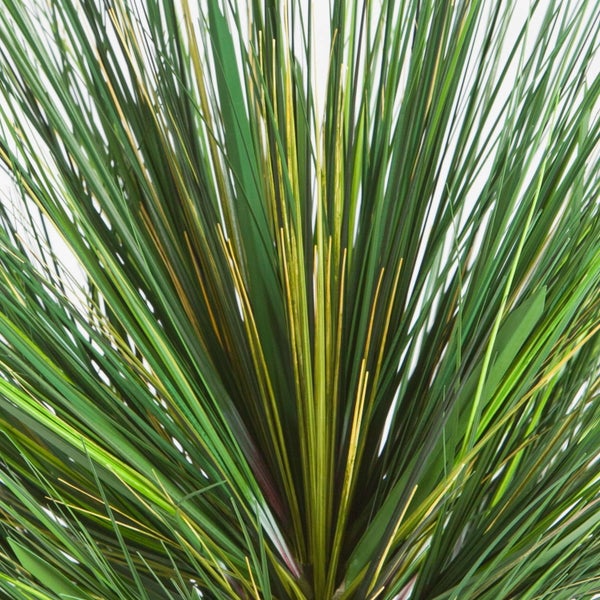 Detailansicht eines künstlichen Dekograses mit langen, schmalen Halmen.
