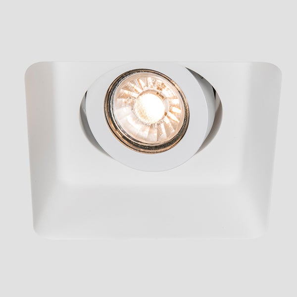 Weißer quadratischer Einbaustrahler schwenkbar mit leuchtendem Leuchtmittel.