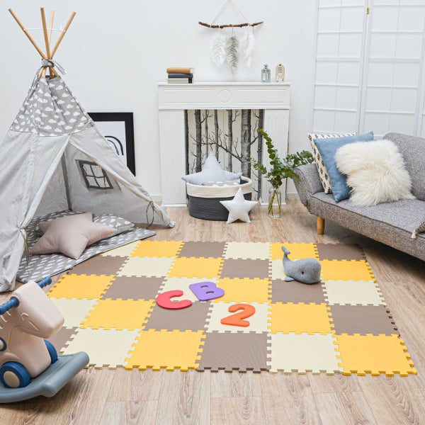 Puzzlematte im Kinderzimmer mit Tipi-Zelt, Schaukelpferd und Sofa. Die quadratischen Schaumstoffelemente bilden eine weiche Spielfläche.