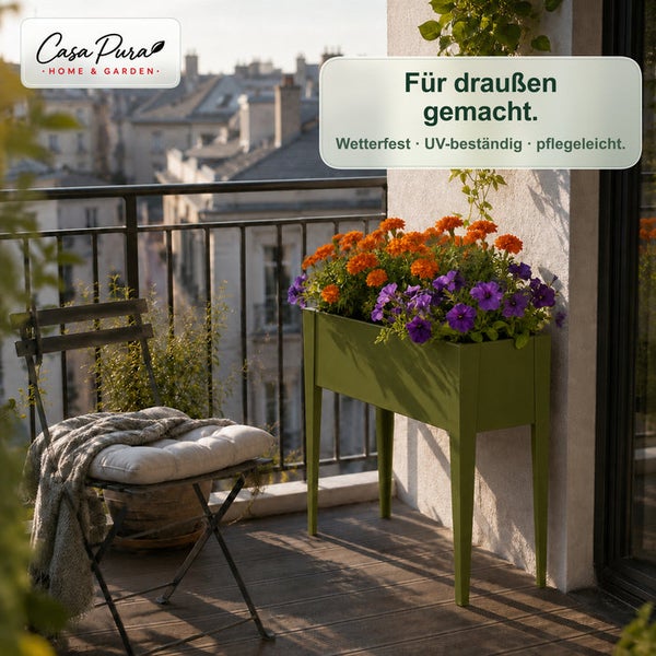Casa Pura Hochbeet auf einem Balkon, bepflanzt mit bunten Blumen, neben einem klappbaren Balkonstuhl mit Kissen.