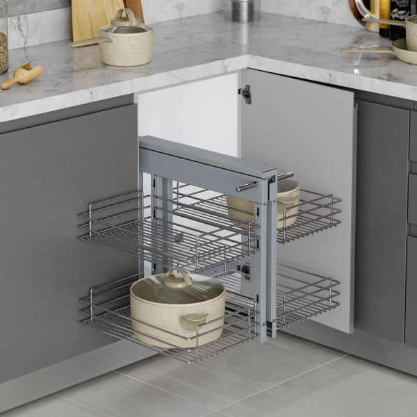 Eckschrank-Auszug für die Küche mit vier Metall-Drahtkörben, montiert in einem grauen Unterschrank unter einer Arbeitsplatte in Marmor-Optik.