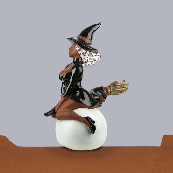 Firstfigur Hexe mit Besen und Hut auf einer Kugel sitzend, zur Dekoration auf dem Hausdach.