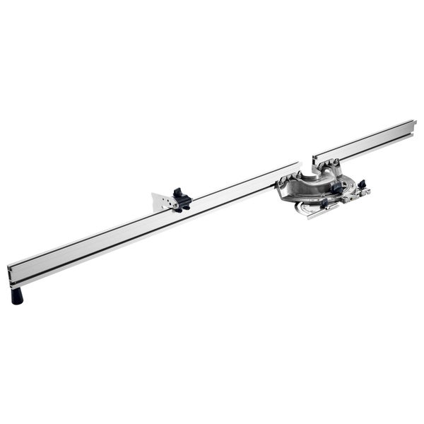 Aufgerollte Markise mit Kurbelmechanismus an einem sonnigen Tag.