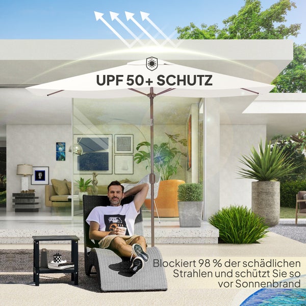 Mann entspannt auf Sonnenliege auf moderner Terrasse unter Sonnenschirm mit Ultraviolett-Schutz 50 plus, der 98 Prozent der Strahlen blockiert.