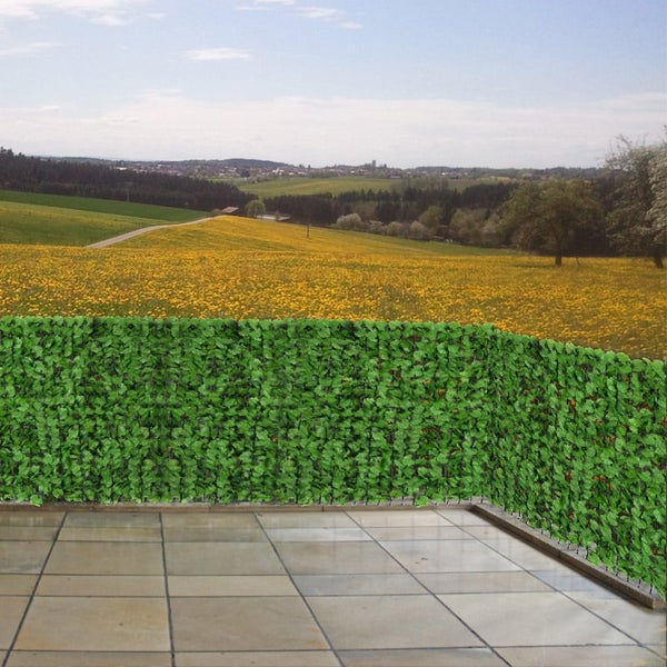 Sichtschutzmatte aus Kunststoff mit Blättern auf einem Balkon