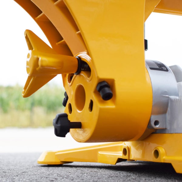 Detailaufnahme einer gelben Gehrungssäge