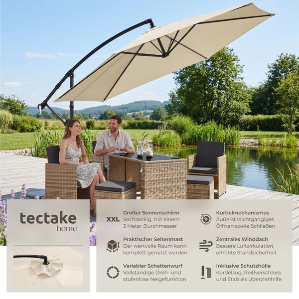 Sechseckiger Ampelschirm von tectake home mit 3 Meter Durchmesser über einer Polyrattan-Sitzgruppe auf einer Terrasse am Teich. tectake home Logo.