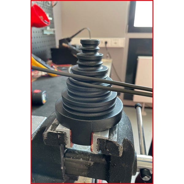 Schalthebel aus Kunststoff im Schraubstock