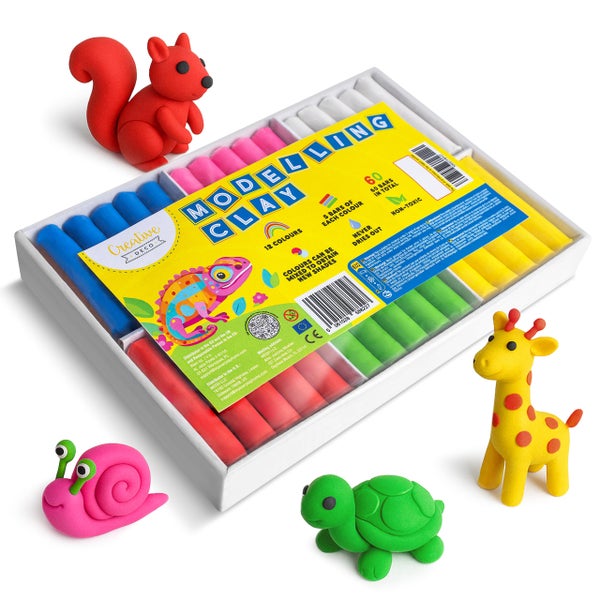Creative Deco Knetmasse-Set mit 60 Stangen in 12 Farben, inklusive aus der Knete geformter Figuren von Eichhörnchen, Schnecke, Schildkröte und Giraffe.