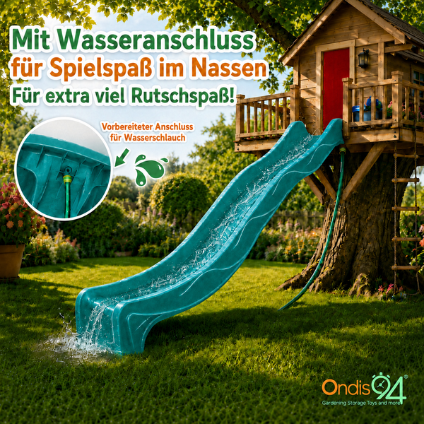 Wellenrutsche aus Kunststoff an einem Baumhaus mit Wasseranschluss für einen Wasserschlauch in einem Garten. Ondis 94 Logo.