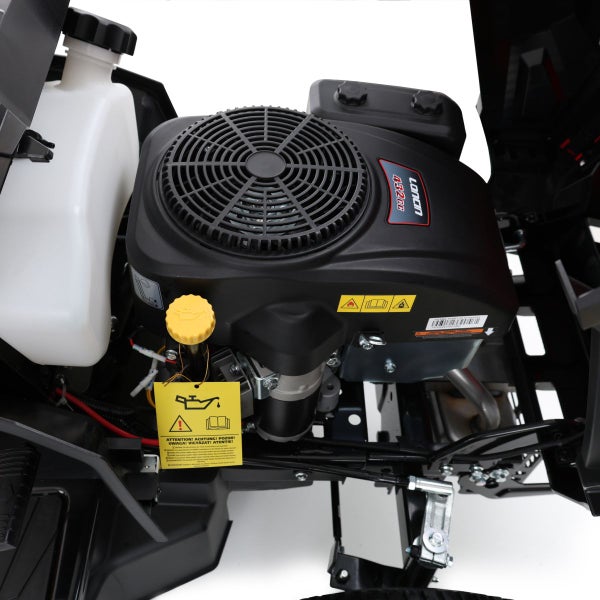 Detailaufnahme des Motors eines Rasentraktors mit Ölstandswarnschild