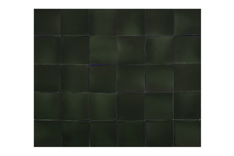 Quadratische, grüne Fliesen für Wand- und Bodenbeläge.