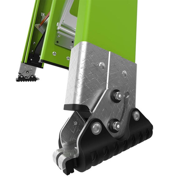 Detailansicht eines verstellbaren Metallfußes einer grünen Leiter mit schwarzem Gummiprofil.