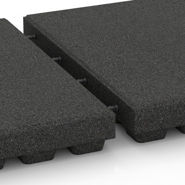 Gummimatten aus Gummigranulat mit Verbindungspins und strukturierter Unterseite zur Entwässerung.