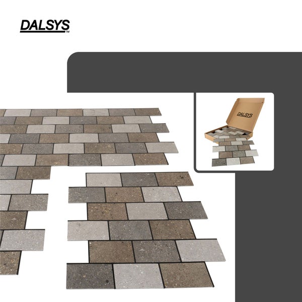 Dalsys selbstklebende Wandfliesen in Steinoptik mit rechteckigem Muster inklusive Verpackung. Dalsys Logo.