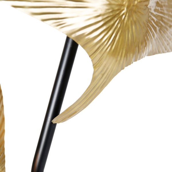 Dekorative Stehlampe mit metallenem Blätterdesign und schwarzem Stativ